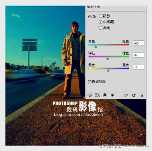 photoshop 金色调的公路上的人物照片